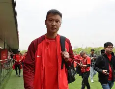 九游体育-关于刚刚！上海海港冲刺阶段防线松动加时末段上海久事调整名单以备中超，国际比赛日里昂备战中超的信息